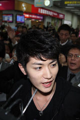 组图：三浦春马访台粉丝接机 宣传新片玩睫毛夹牙签