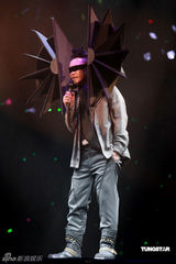 幻灯图：陈奕迅个唱雷人造型不断 否认与妻子离婚