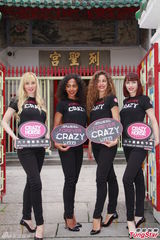 组图：巴黎癫马首度访港 黄长兴获香吻艳福不浅