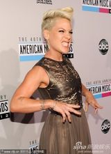 组图：Pink金色礼服亮相AMA红毯 龇牙咧嘴搞怪