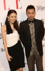 组图：童瑶携王学兵亮相粗眉妆显独特魅力