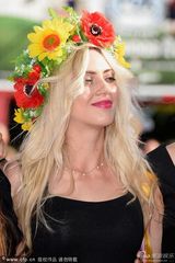 组图：《乌克兰》首映 女权团体成员举臂高呼