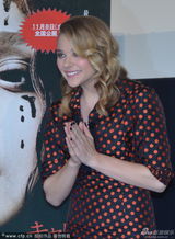 组图：《魔女嘉莉》记者会 科洛波点裙复古迷人