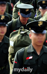 组图：玄彬29日上午乘船前往服役地白翎岛