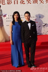 组图：余少群携手《E恋迷情》女星何杜鹃亮相