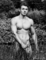 组图：英名校慈善年历 男子赛艇队全裸河边戏水