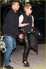 组图：55岁麦当娜麻花辫扮嫩 紧身裤装显帅气