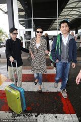 组图：刘嘉玲豹纹黑超抢眼 梁朝伟护花显恩爱