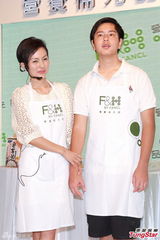 组图：司马燕同丈夫儿子参加活动 烹制美食