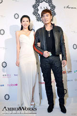 组图：潘霜霜酥胸半露秀性感 纯净之心期待美好爱情