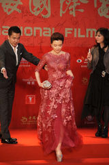 组图：上影节开幕 姚星彤与众导演共走红毯