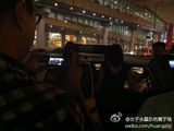 组图：歌手张咪被警方带走 微博曝光抓捕现场