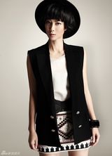 组图：王珂写真玩中性风 黑白装帅气十足电眼媚