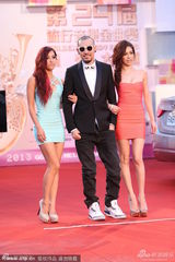 组图：热狗拥低胸装美女走星光 展现大佬风情