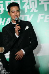 组图：韩星赵寅成上海电视节卖萌耍酷逗粉丝