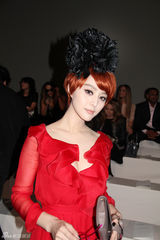 范冰冰红裙竞艳巴黎时装周 老佛爷贴面热吻姚晨(图)