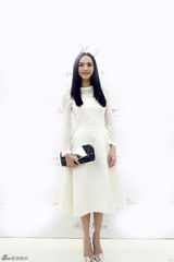 组图：姚晨产后苗条亮相 白裙披发获男士青睐