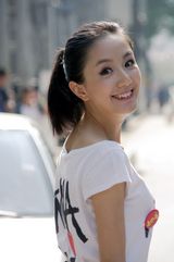 组图：李倩街拍写真 灿烂笑容活力十足