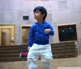 幻灯图：Lucas热舞视频曝光 人生首场秀模仿杰克逊