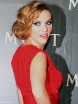 高清组图：斯嘉丽-约翰逊东京红衣代言