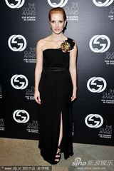 组图：麦当娜黑超黑裙尽展大姐大酷 助阵女性电影奖