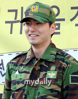 组图：韩国女星崔智友恋人李振旭退伍