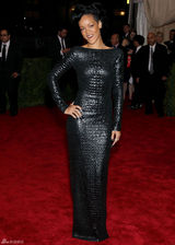 高清组图：蕾哈娜黑色露背礼服亮相时装庆典