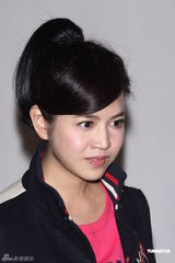 组图：陈妍希可爱拍代言写真 郑元畅狂索签名照