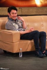 组图：吴秀波搞怪嘟嘴咬指孩子气十足