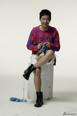 组图：郭晓冬生活写真当织毛衣的爸爸