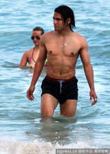 组图：球星法尔考海中爱抚娇妻 舔肚脐极度高调