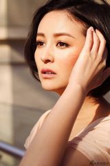 组图：戴娇倩最新光影写真 回眸一笑百媚生