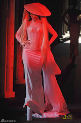 组图：Lady Gaga出席时装秀 脸上点痣造型依旧雷人