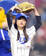 组图：韩组合Sistar孝琳与滑冰公主金妍儿任开球手