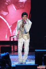 组图：周杰伦开个唱大秀人鱼线 张智霖同台助阵