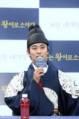 高清组图：朱智勋拍《我是王》穿古装显气势