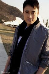 组图：施羽拍摄时尚大片 儒雅休闲尽展高贵气质