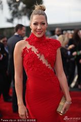 组图：蔻比-凯蕾穿破格红裙大秀火辣身材