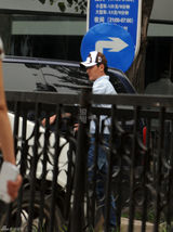 组图：窦骁购豪车 冯绍峰陪同当参谋