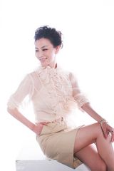 组图：江易珈时尚写真 演绎摩登短发女王