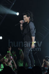 组图：快男复活赛上演 大热魏一宁裙装献唱落败