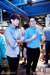 组图：尹施允李玹雨等众韩星为潮牌店站台