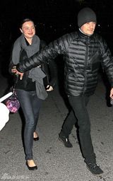 高清组图：奥兰多-布鲁姆秀恩爱 精灵王子护大肚娇妻