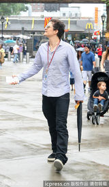 组图：米兰达-可儿推爱子出街 爸爸奥兰多探路