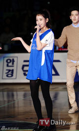 组图：韩歌手IU清爽俏皮试投篮球办小型演唱会