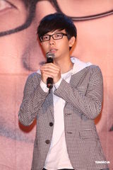 组图：胡夏趁胜追击推新辑 戴爱玲为其发片站台