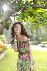 组图：刘心悠花朵裙装拍写真 望早日遇真命天子