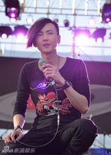 组图：黄义达将发新碟 热唱草莓音乐节