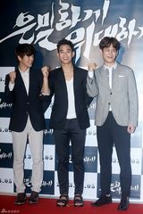 组图：裴勇俊捧场韩片首映 金贤重宋仲基齐亮相