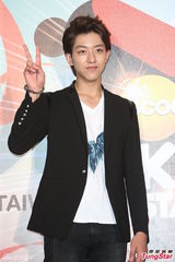 组图：CNBLUE李正信帅气赴台 玩快闪歌迷失望